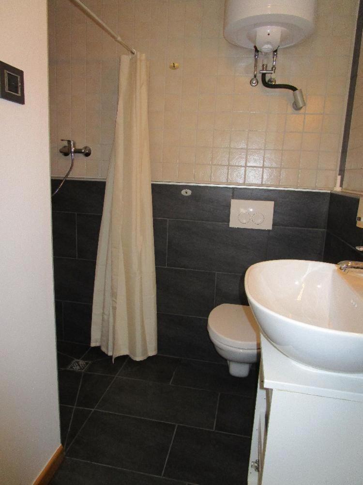 Ferienwohnung-im-mauerbluemchen * Rostock